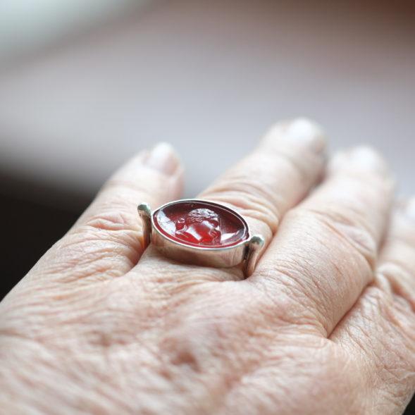 ring met roden camee kunststof zilver ovaal