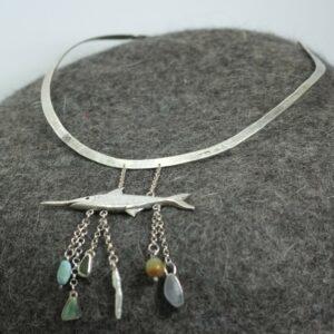 Halssieraad met zwaardvis