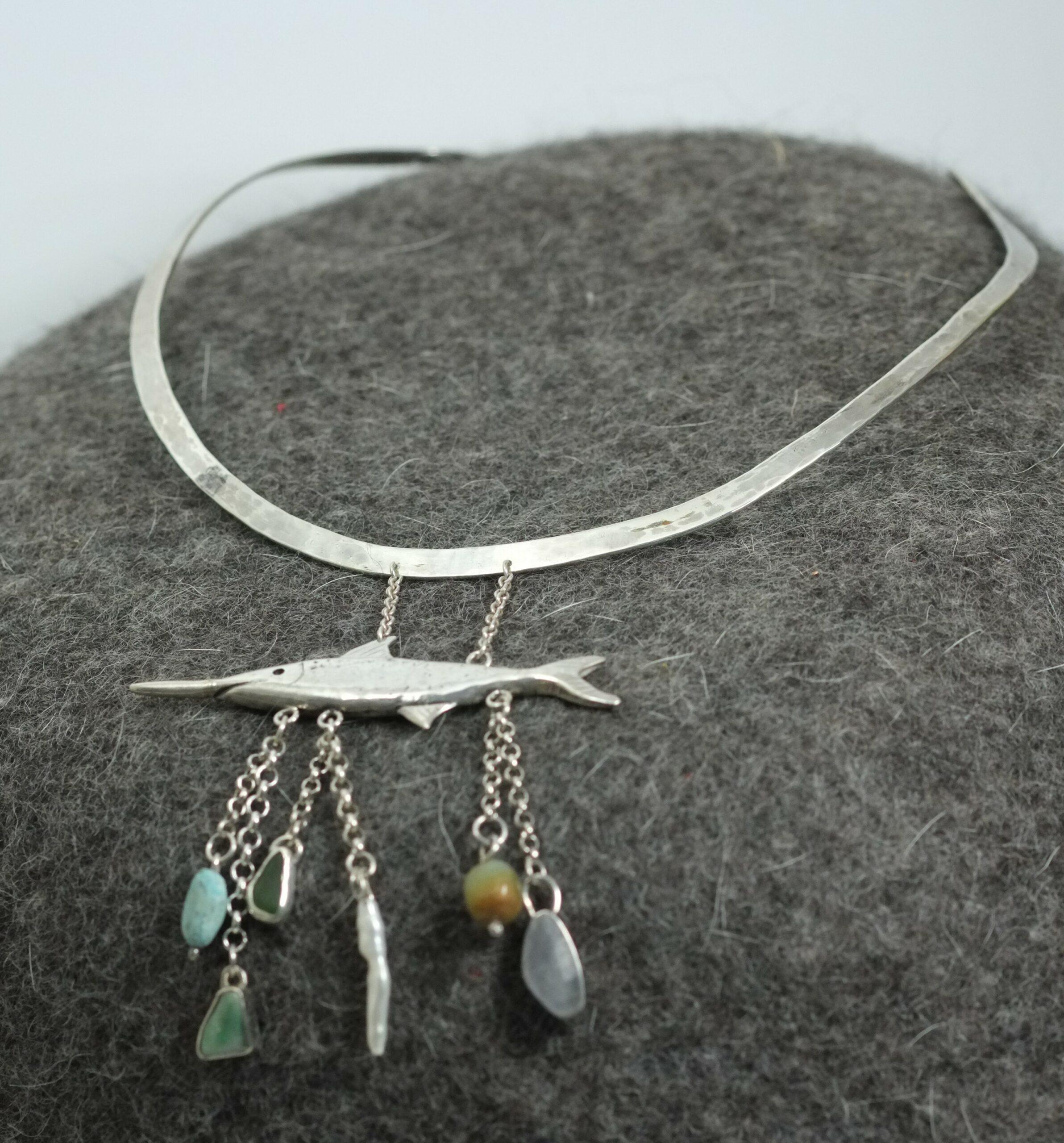 Halssieraad met zwaardvis