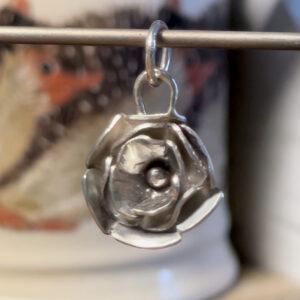 Zilver roos hangertje