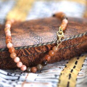 Armbandje met roestkleurige agaat kralen