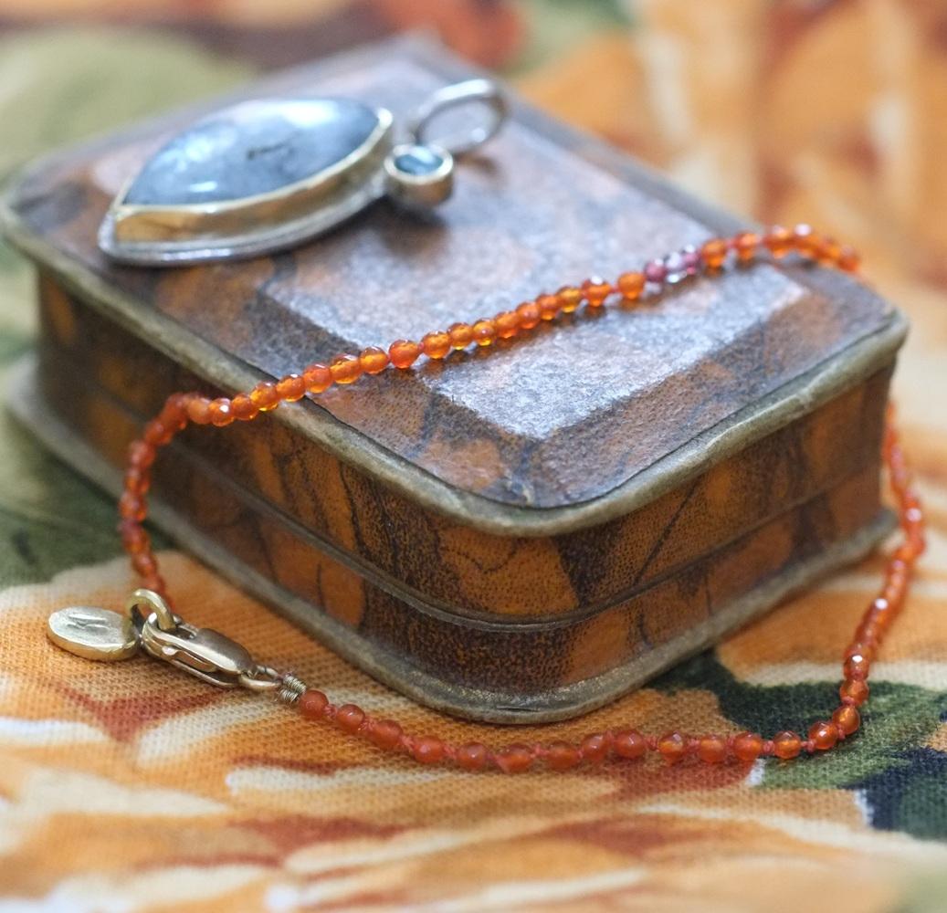 armbandje met carneool (oranje) kraaltjes met 14k goud slotje - Afbeelding 2