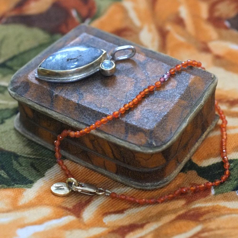 armbandje met carneool (oranje) kraaltjes met 14k goud slotje - Afbeelding 3