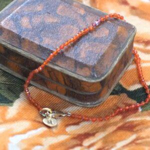 armbandje met carneool (oranje) kraaltjes met 14k goud slotje