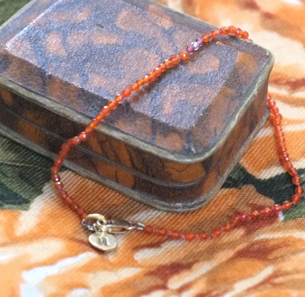 armbandje met carneool (oranje) kraaltjes met 14k goud slotje