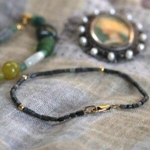 Armbandje met jade en 14k gouden kraaltjes en slotje
