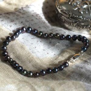 armbandje met zwarte parels