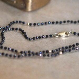 Ketting met hele kleine zwarte obsidiaan kraaltjes