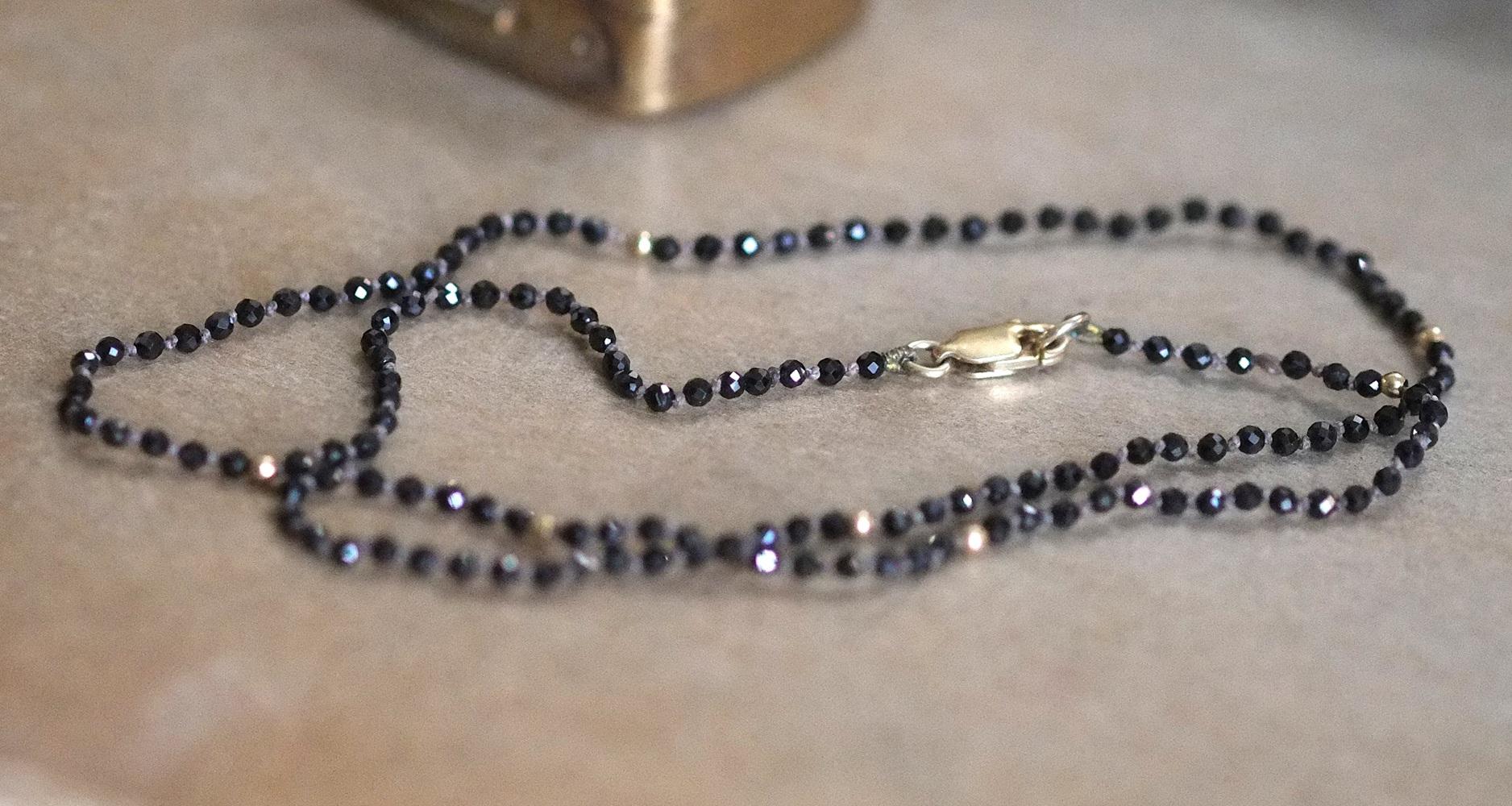 Ketting met hele kleine zwarte obsidiaan kraaltjes