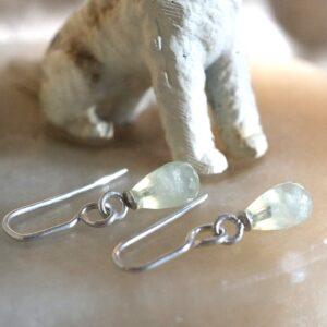 Oorbellen met licht groene peridot druppel stenen