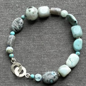 Armband met mooie blauw grijze edelstenen