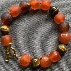 Armband met Afrikaanse glaskralen en tijgeroog