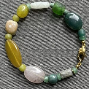 Armband in warme groene tinten met diverse (edel)stenen
