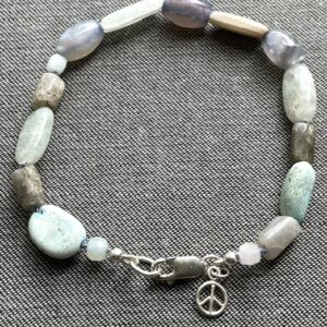 Armband met diverse soorten edelstenen