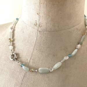 kralen ketting geknoopt in zachte blauw tinten
