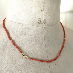 fijne geknoopte ketting met kleine bloedkoraal kraaltjes