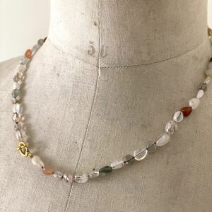 kralen ketting geknoopt met mooie edelstenen in pastel tinten