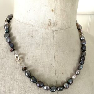 kralen ketting met donkere parels