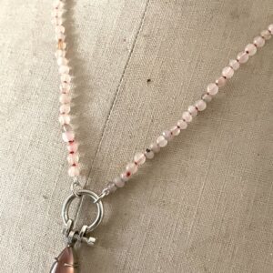 ketting met rooskwarts kralen en mooie hanger